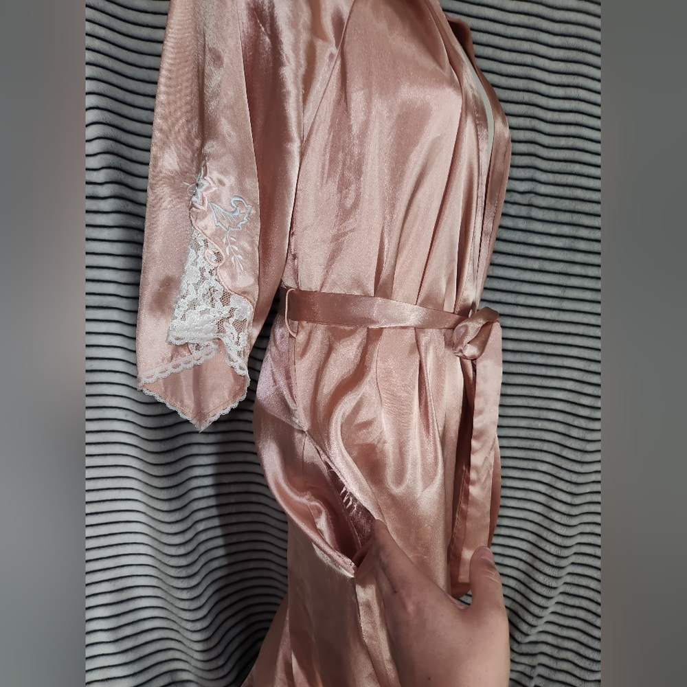 Val Mode Lingerie Women's (M) Pink & Floral Embroidery Satin Nightgown & Robe